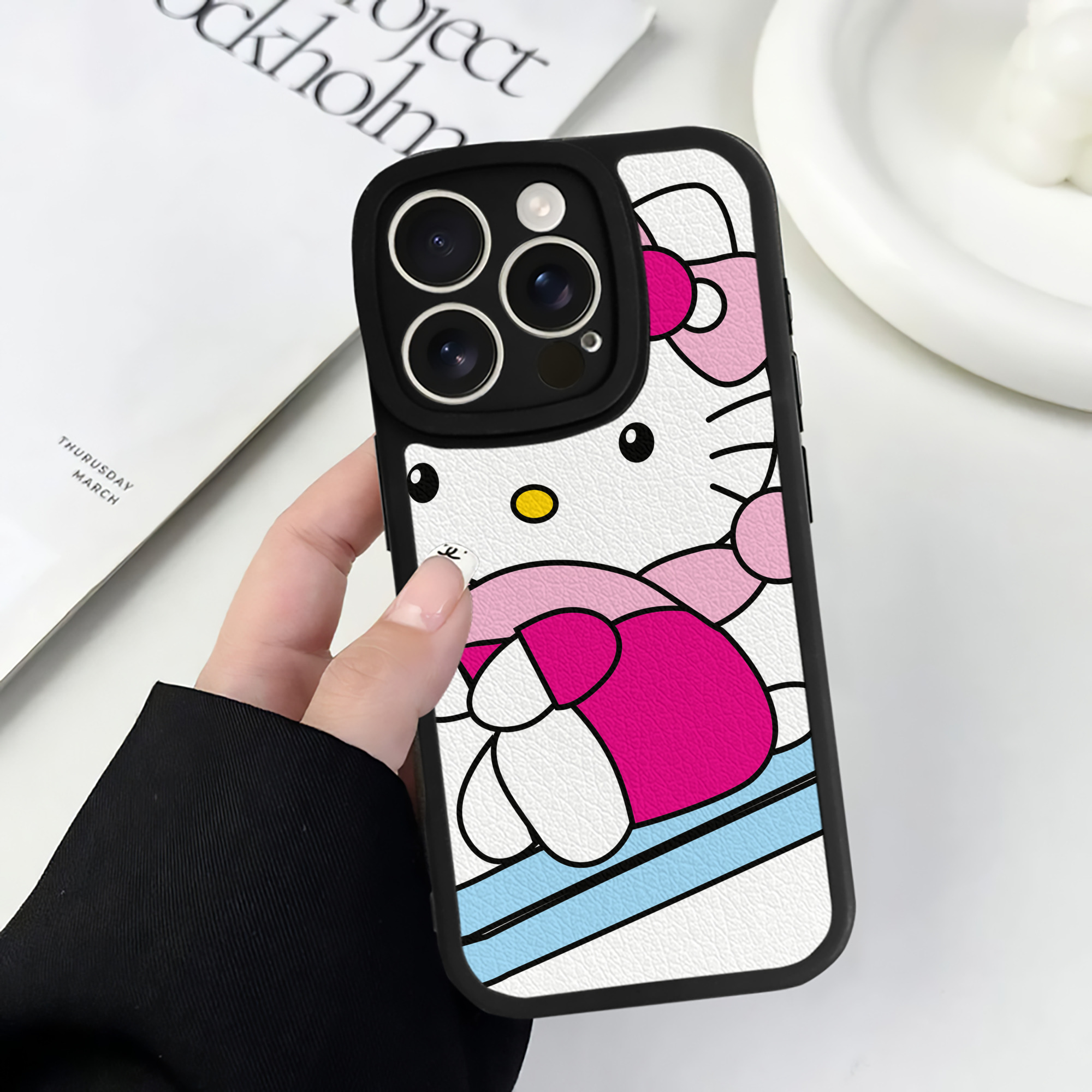 （画像用） Hello Kitty ハローキティ 【iPhone 16シリーズ対応】シリコンスマホケース（レザー調） 材質：シリコン
